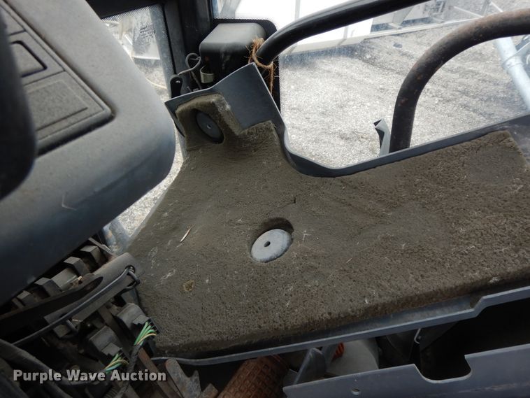 image for item GG9430 2001 New Holland TS100  tractor