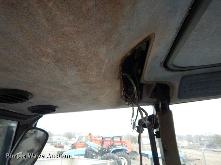 image for item GG9430 2001 New Holland TS100  tractor