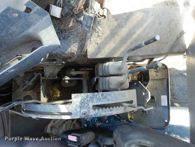 image for item GG9430 2001 New Holland TS100  tractor