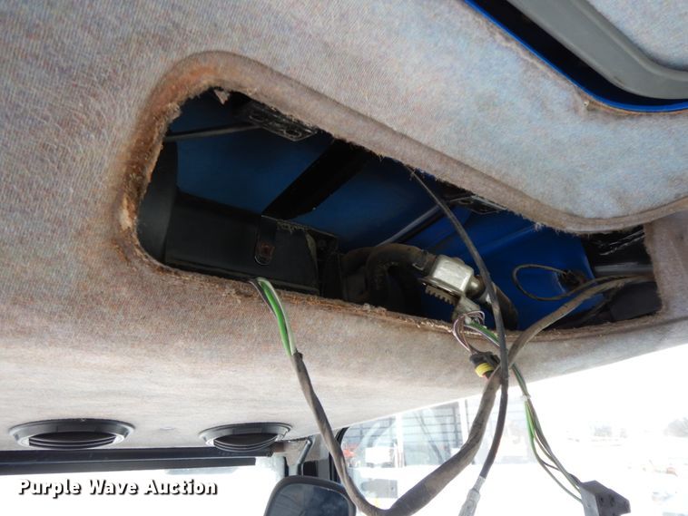 image for item GG9430 2001 New Holland TS100  tractor