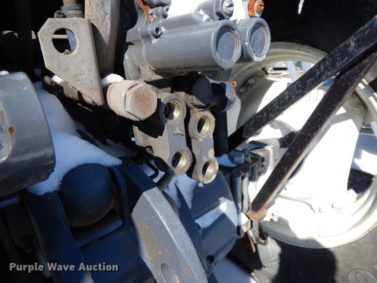 image for item GG9430 2001 New Holland TS100  tractor