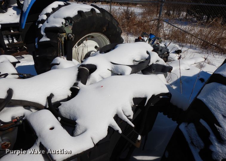 image for item GG9432 2001 New Holland TS100  tractor