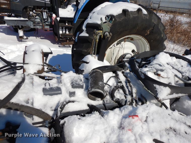 image for item GG9432 2001 New Holland TS100  tractor