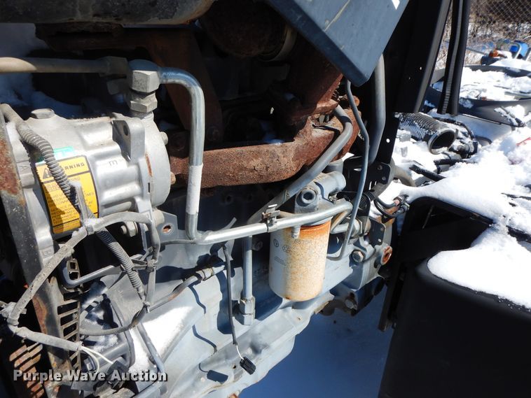 image for item GG9432 2001 New Holland TS100  tractor