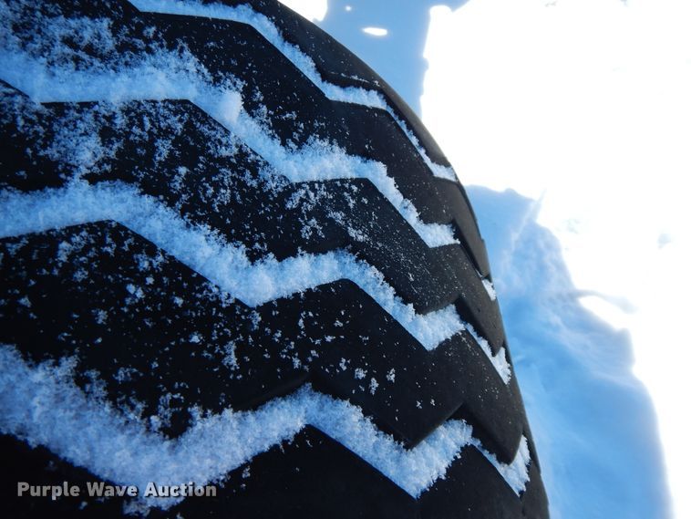 image for item GG9432 2001 New Holland TS100  tractor