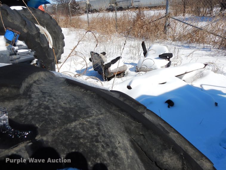 image for item GG9432 2001 New Holland TS100  tractor