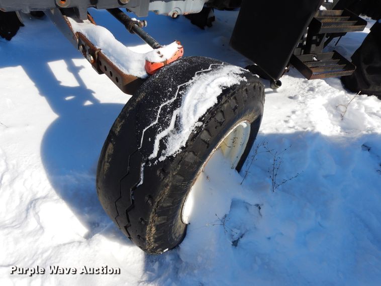 image for item GG9432 2001 New Holland TS100  tractor