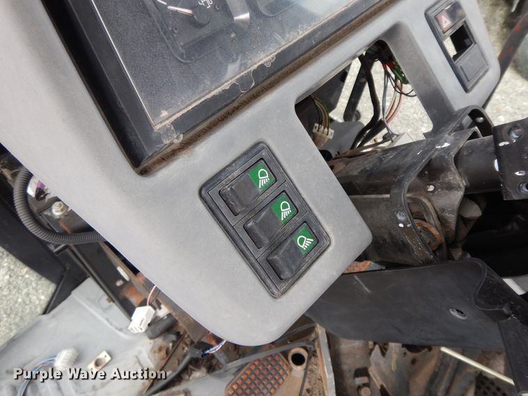 image for item GG9433 2001 New Holland TS100  tractor