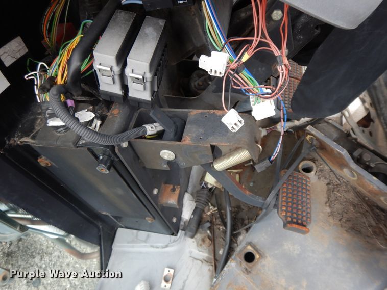 image for item GG9433 2001 New Holland TS100  tractor