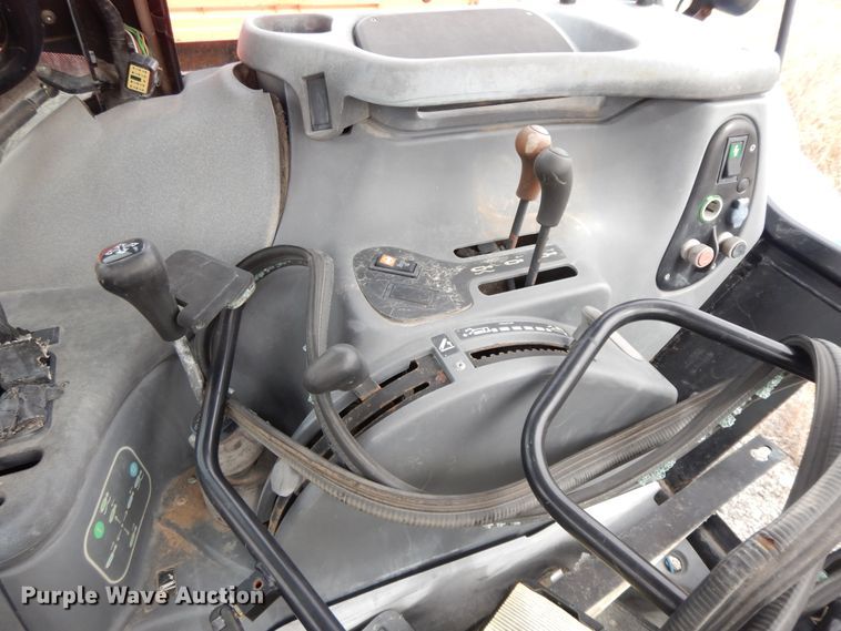 image for item GG9433 2001 New Holland TS100  tractor