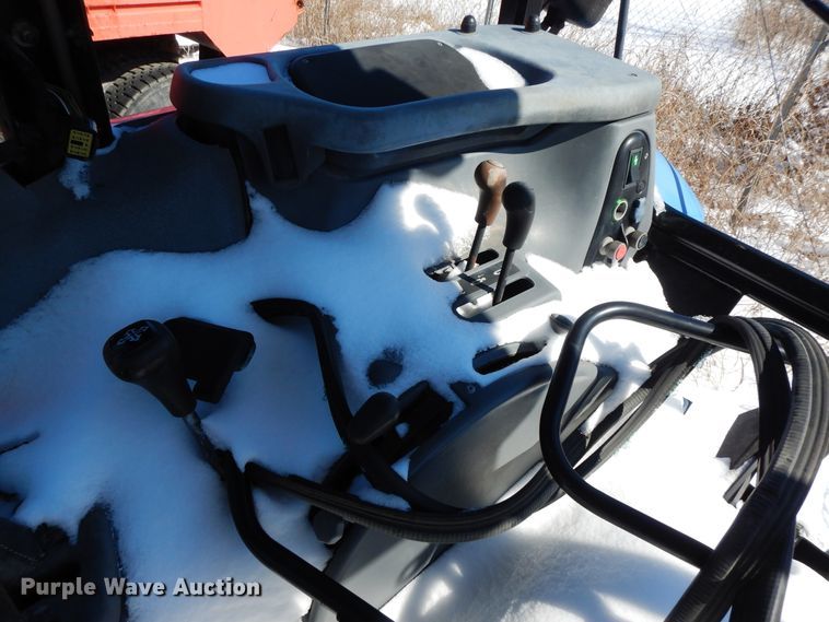 image for item GG9433 2001 New Holland TS100  tractor