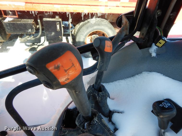 image for item GG9433 2001 New Holland TS100  tractor