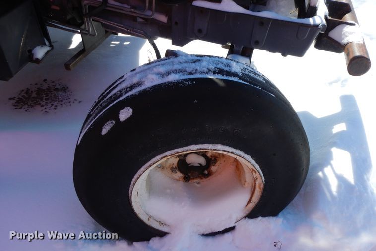 image for item GG9433 2001 New Holland TS100  tractor