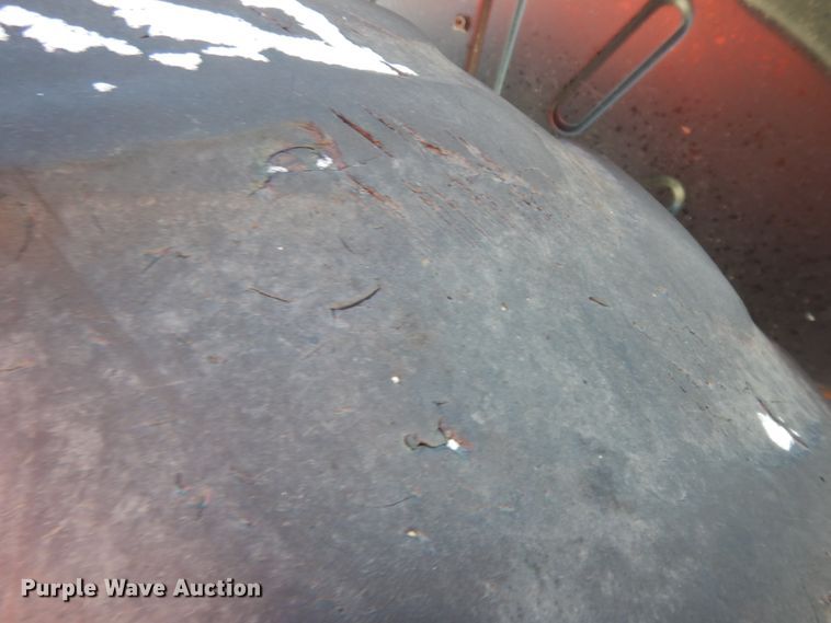 image for item GG9433 2001 New Holland TS100  tractor