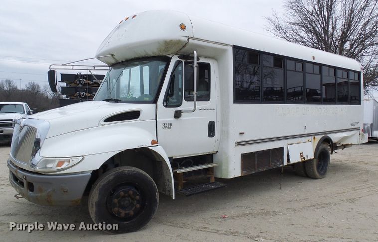image for item DC2840 2004 International PC015  shuttle bus