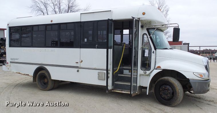 image for item DC2840 2004 International PC015  shuttle bus