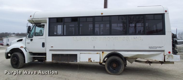 image for item DC2840 2004 International PC015  shuttle bus