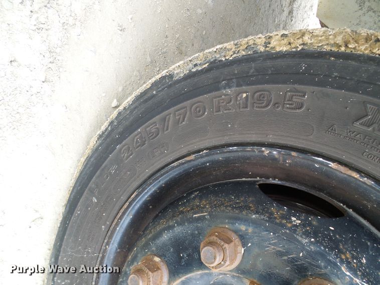 image for item DC2840 2004 International PC015  shuttle bus