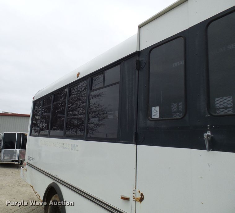 image for item DC2840 2004 International PC015  shuttle bus