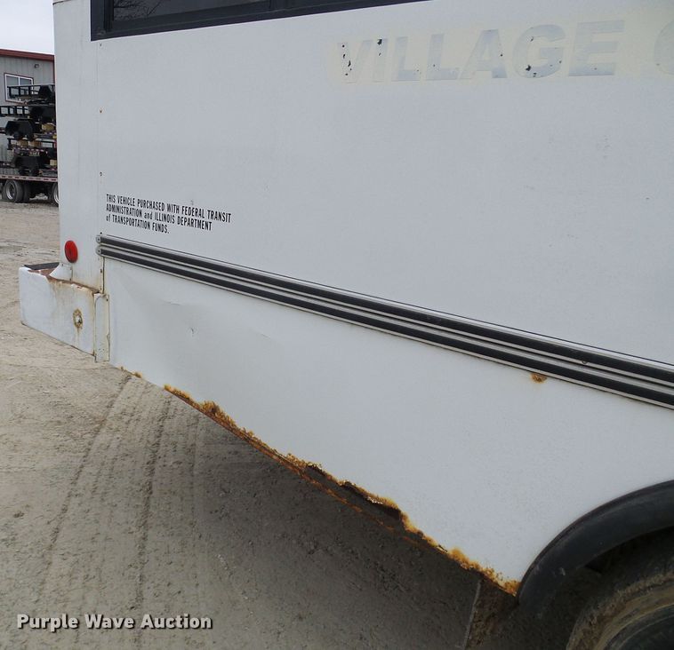 image for item DC2840 2004 International PC015  shuttle bus