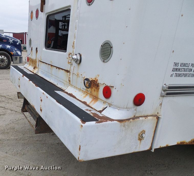 image for item DC2840 2004 International PC015  shuttle bus