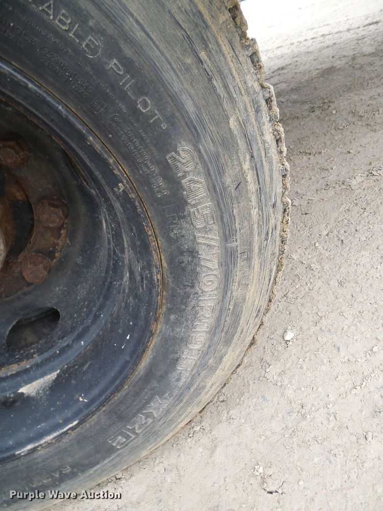 image for item DC2840 2004 International PC015  shuttle bus