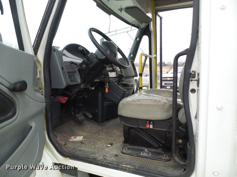 image for item DC2840 2004 International PC015  shuttle bus