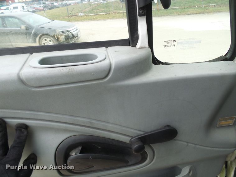 image for item DC2840 2004 International PC015  shuttle bus