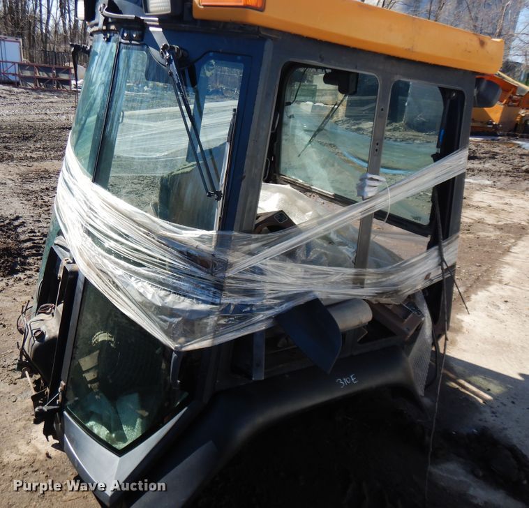 image for item DF6759 John Deere 310E cab