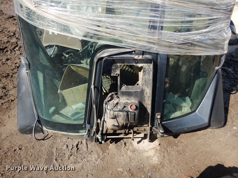 image for item DF6759 John Deere 310E cab