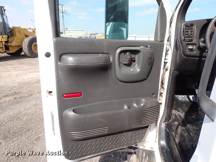 image for item DJ0089 2006 GMC C5500  rollback truck