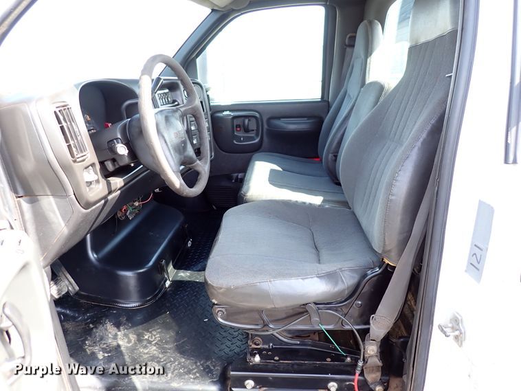 image for item DJ0089 2006 GMC C5500  rollback truck