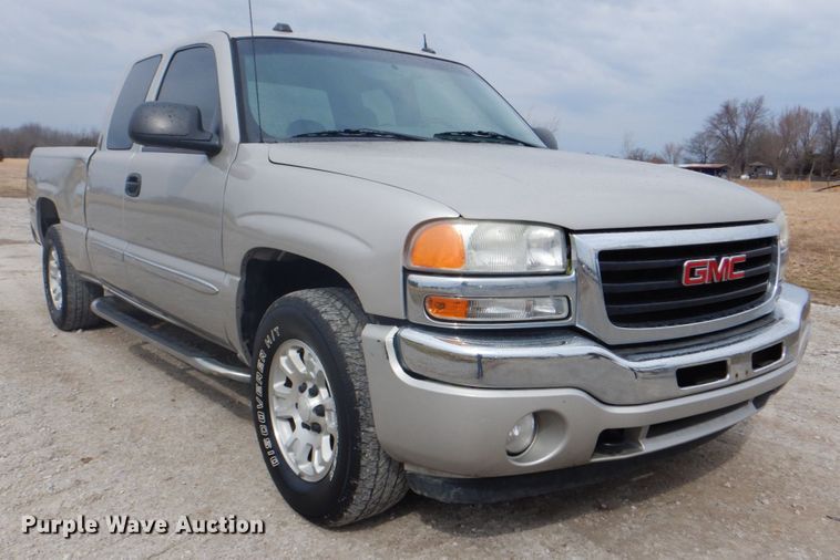 image for item DJ8712 2005 GMC Sierra 1500  Ext. Cab pickup truck