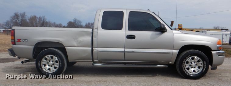 image for item DJ8712 2005 GMC Sierra 1500  Ext. Cab pickup truck