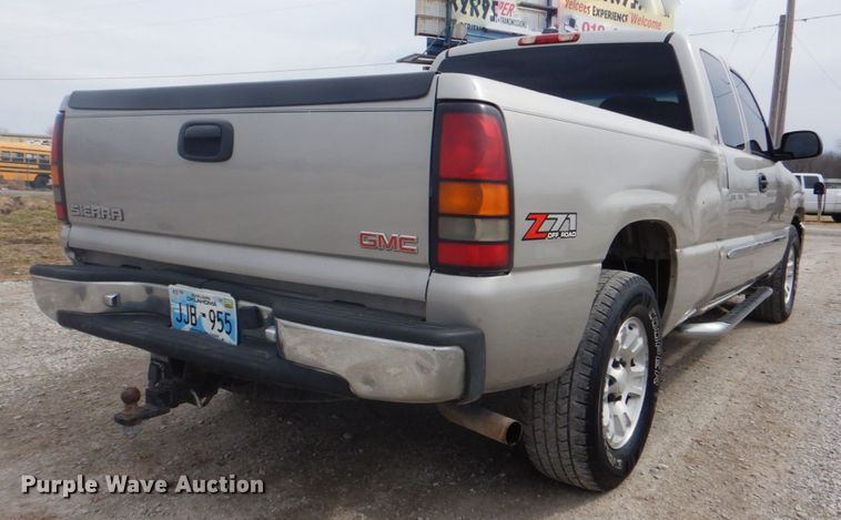 image for item DJ8712 2005 GMC Sierra 1500  Ext. Cab pickup truck