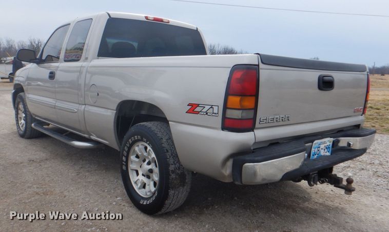 image for item DJ8712 2005 GMC Sierra 1500  Ext. Cab pickup truck