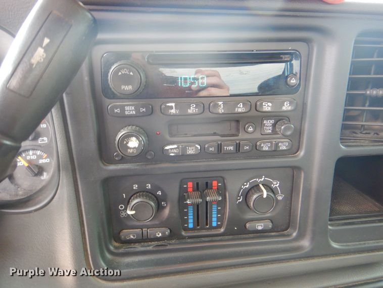 image for item DJ8712 2005 GMC Sierra 1500  Ext. Cab pickup truck