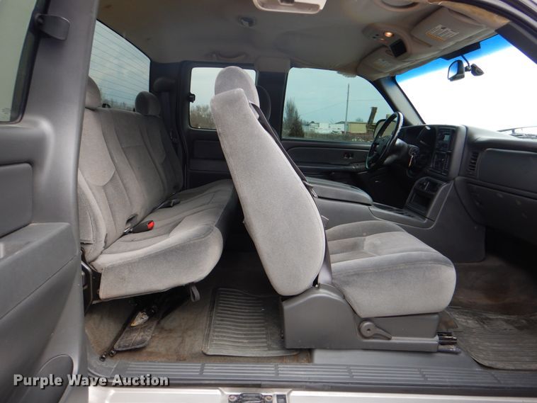 image for item DJ8712 2005 GMC Sierra 1500  Ext. Cab pickup truck