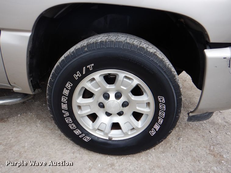 image for item DJ8712 2005 GMC Sierra 1500  Ext. Cab pickup truck