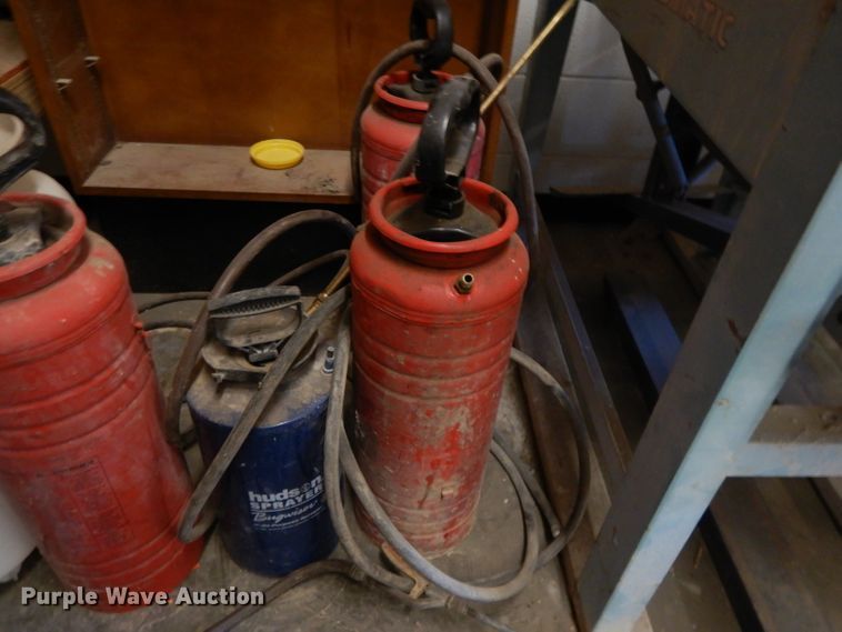 image for item DL2132 (8) hand pump sprayers