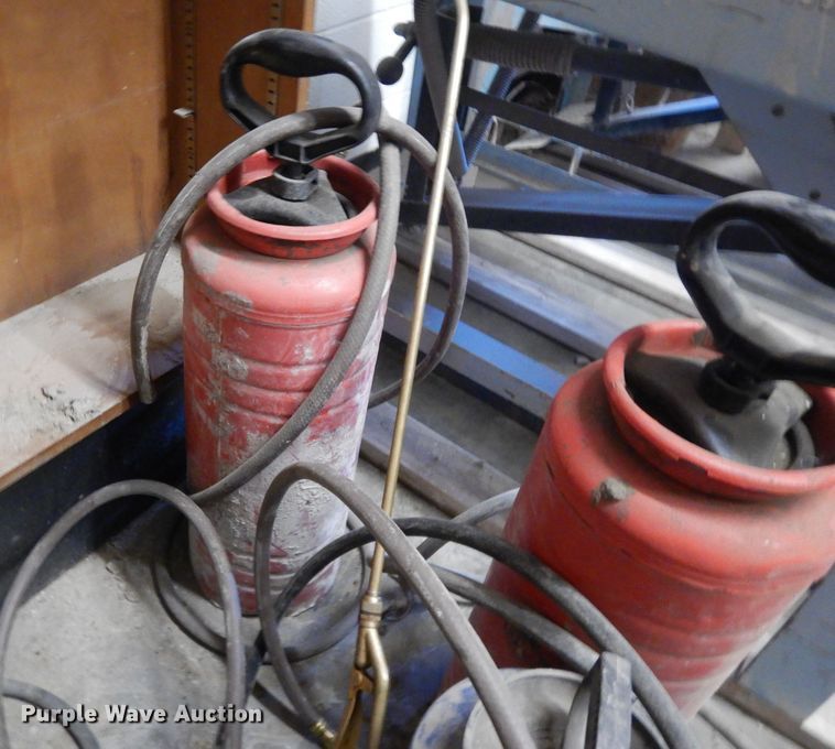 image for item DL2132 (8) hand pump sprayers