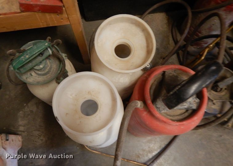 image for item DL2132 (8) hand pump sprayers