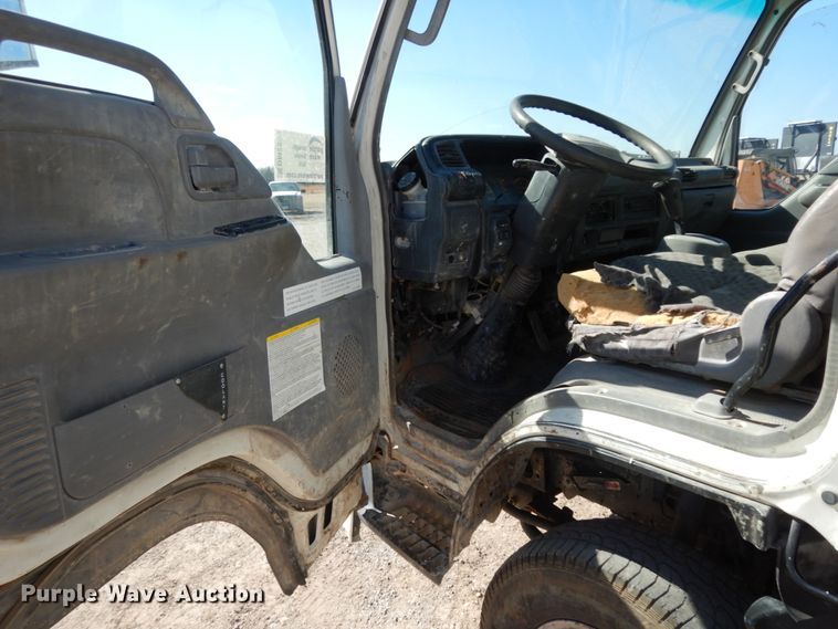 image for item DM2809 2007 GMC W4500  flatbed truck