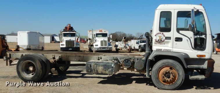 image for item DM2810 2006 GMC T7500  truck cab and chassis