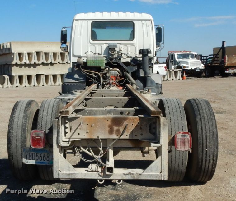 image for item DM2810 2006 GMC T7500  truck cab and chassis