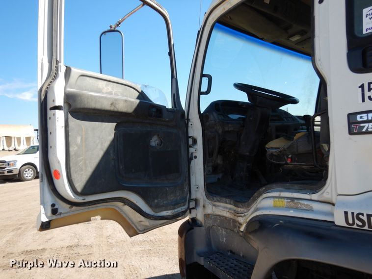 image for item DM2810 2006 GMC T7500  truck cab and chassis