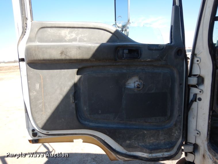 image for item DM2810 2006 GMC T7500  truck cab and chassis