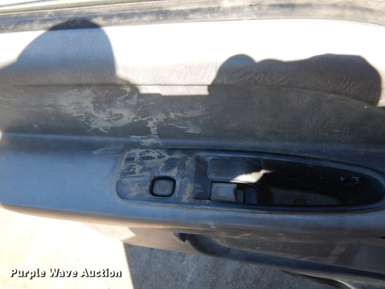 image for item DM2810 2006 GMC T7500  truck cab and chassis