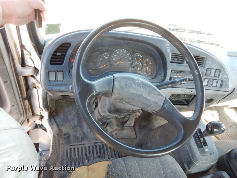 image for item DM2810 2006 GMC T7500  truck cab and chassis