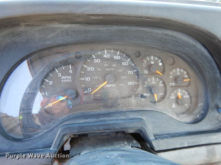 image for item DM2810 2006 GMC T7500  truck cab and chassis